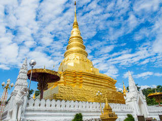 Fototapeta premium Golden Pagoda at Phra That Chae Haeng Temple