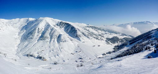 Fototapeta na wymiar Panorama eines Wintersportgebietes