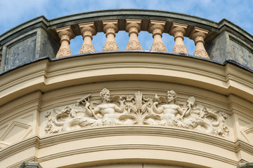 Schweriner Schloss, Balustrade mit Säulen, darunter Relief mit zwei Männern mit landwirtschaftlichem Gerät, Ähren, Weinblättern, Vögeln und Schlangen, Schwerin, Mecklenburg-Vorpommern, Deutschland