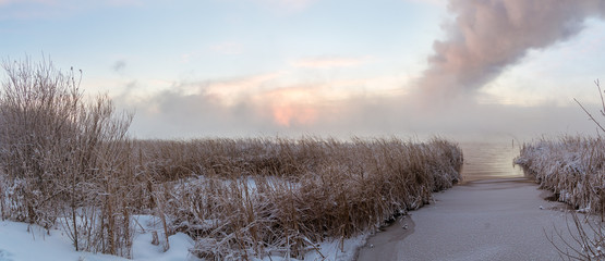 Морозное утро на озере с камышом и снегом, Россия, Урал © 7ynp100