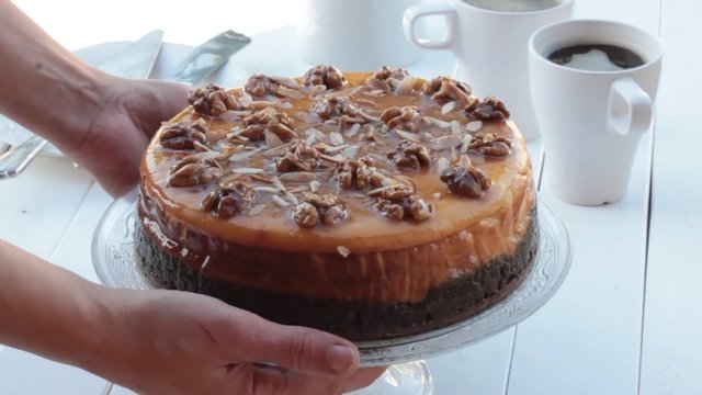 cheesecake with nuts and toffee