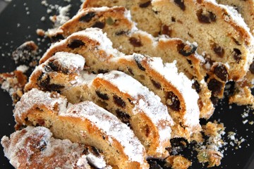 Christstollen aufgeschnitten