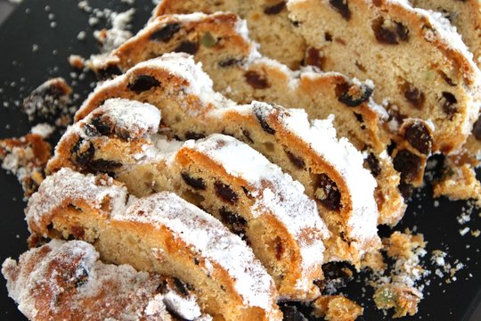 Christstollen aufgeschnitten