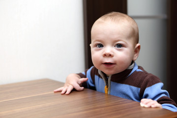Naklejka premium Baby boy and a chest of drawers