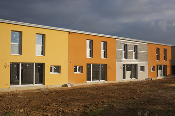 Façade d'un lotissement de maisons BBC mitoyennes