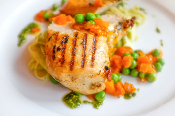 Hähnchenbrust mit Mischgemüse