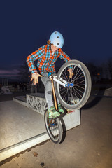 Obraz premium boy jumps with his dirtbike in the skate park over a ramp