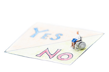 yes,no,車椅子生活の老人