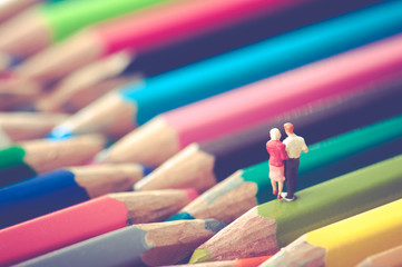 色鉛筆,腕を組んで歩くカップル