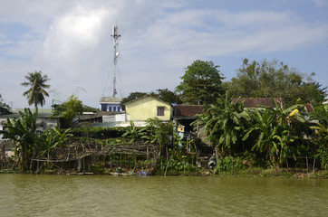 Village au bord d’un bras du Mekong près d’Hue