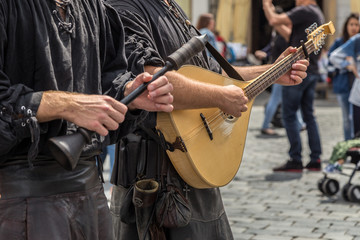 Obraz na płótnie Canvas musicians play on the Old Town Square