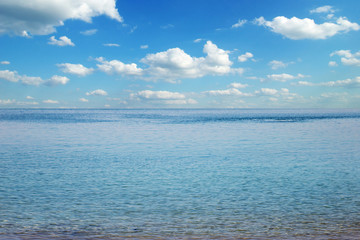Obraz premium Beautiful sky and blue sea