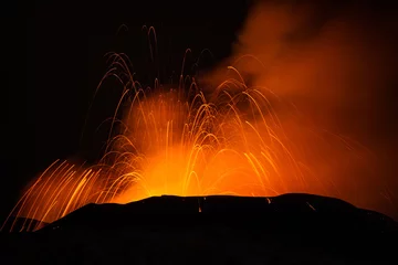 Wandaufkleber Vulkanausbruch. Der Ätna bricht aus dem Krater Voragine aus © Wead