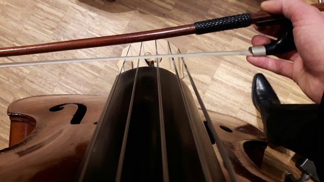 Kontrabassist mit Kontrabass und Bogen spielt