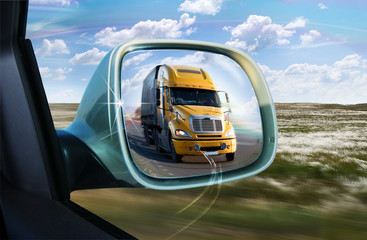 Obraz premium Truck in the rear-view mirror