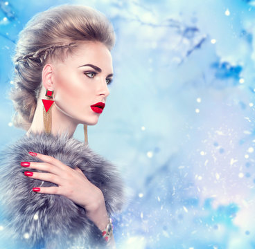Winter woman in luxury fur coat