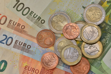 Euromünzen auf Geldscheinen