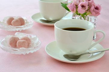 Fototapeta na wymiar コーヒータイム　ピンクの薔薇とクッキーと珈琲 