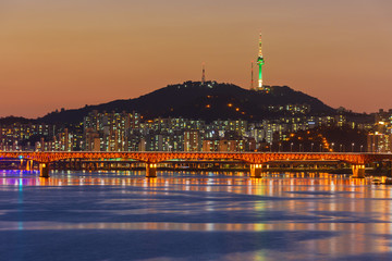 Obraz premium Seoul Subway and Bridge at Hanriver in Seoul, South korea