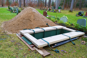 Newly dug grave - 98802819