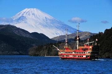 Naklejka premium 富士山と芦ノ湖と海賊船
