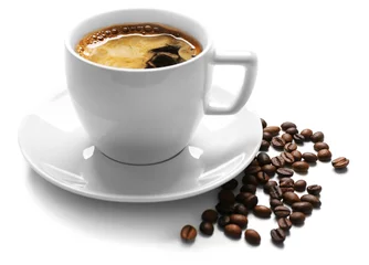 Abwaschbare Fototapete Kaffee Bar Eine Tasse leckeres Getränk und verstreute Kaffeebohnen, isoliert auf weiß