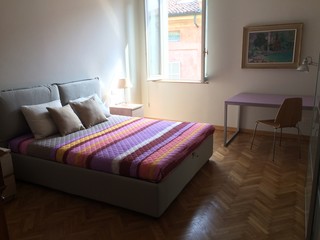 Camera da letto con scrivania, appartamento centro storico Piacenza