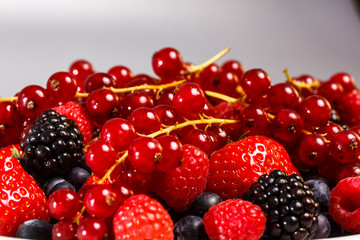 Красные и черные ягоды на тарелке..R