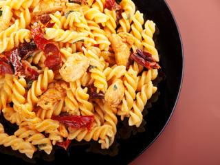 Fusilli with chicken and dried tomatoes