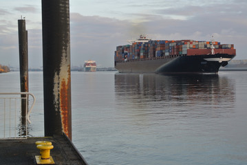 Containerschiffe auf der Elbe
