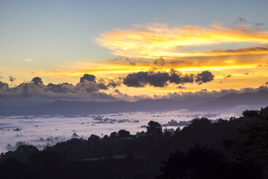 paisaje con capa de neblina