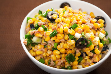 Salad with tuna fish and white corn