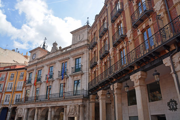 Fototapeta na wymiar Ayuntamiento en la plaza mayor de Burgos