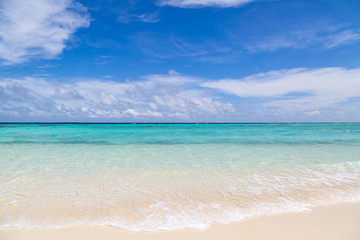 ein einsamer Strand mit türkisblauem Wasser