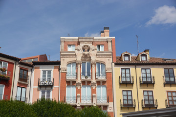 Fototapeta na wymiar edificios típicos en la plaza mayor de Burgos