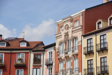 Fototapeta na wymiar fachada de edificios antiguos en la Plaza Mayor de Burgos 