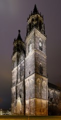 der Magdeburger Dom, das Wahrzeichen der Stadt bei Nacht