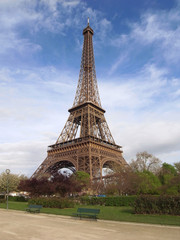 ■フランスの首都パリ7区のセーヌ川を沿ってるエッフェル塔。1889年にパリで行われた万国博覧会のためにギュスターヴ・エッフェルに建造されたこの塔の高さは312メートルです。■The Eiffel Tower along the Seine river in the 7th district of Paris. 