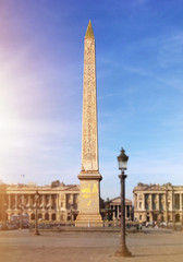 Fototapeta na wymiar ■パリのコンコルド広場にあるエジプトのルクソールのオベリスク。3300年前に作られて1836年にエジプトによってフランスに提供されました。ほぼ23メートルの高さで227トンの重量を量ります。■The Egyptian obelisk from Luxor in Paris on the Place de la Concorde. 