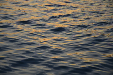 Reflejos dorados en el mar