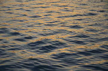 Reflejos dorados en el mar