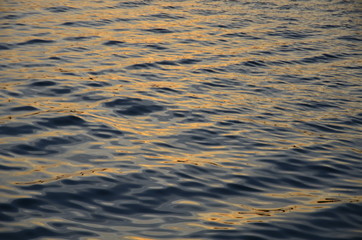 Reflejos dorados en el mar