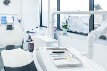 Obraz na płótnie Canvas Zahnarzt und Zahnarztstuhl mit Instrumenten für die Zahnmedizin / dental chair