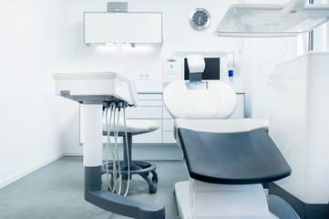 Zahnarzt und Zahnarztstuhl mit Instrumenten für die Zahnmedizin / dental chair