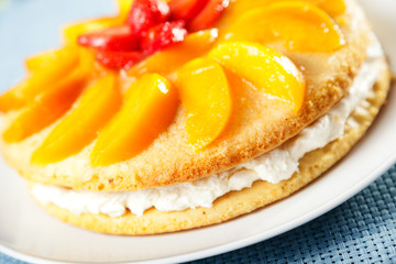 Vanilla cake with peaches