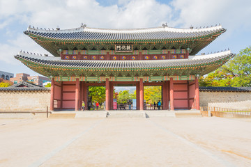 Fototapeta premium Beautiful and Old Architecture in Changdeokgung Palace in Seoul