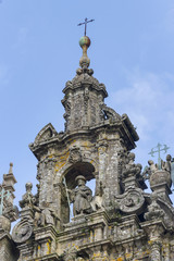 Fototapeta na wymiar Santiago apostol en la cima de la catedral