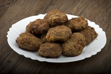 plate of meatballs on the wooden table