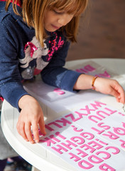 Bambina gioca con le lettere