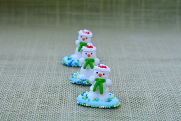 Белоснежные снеговики, символ Рождества